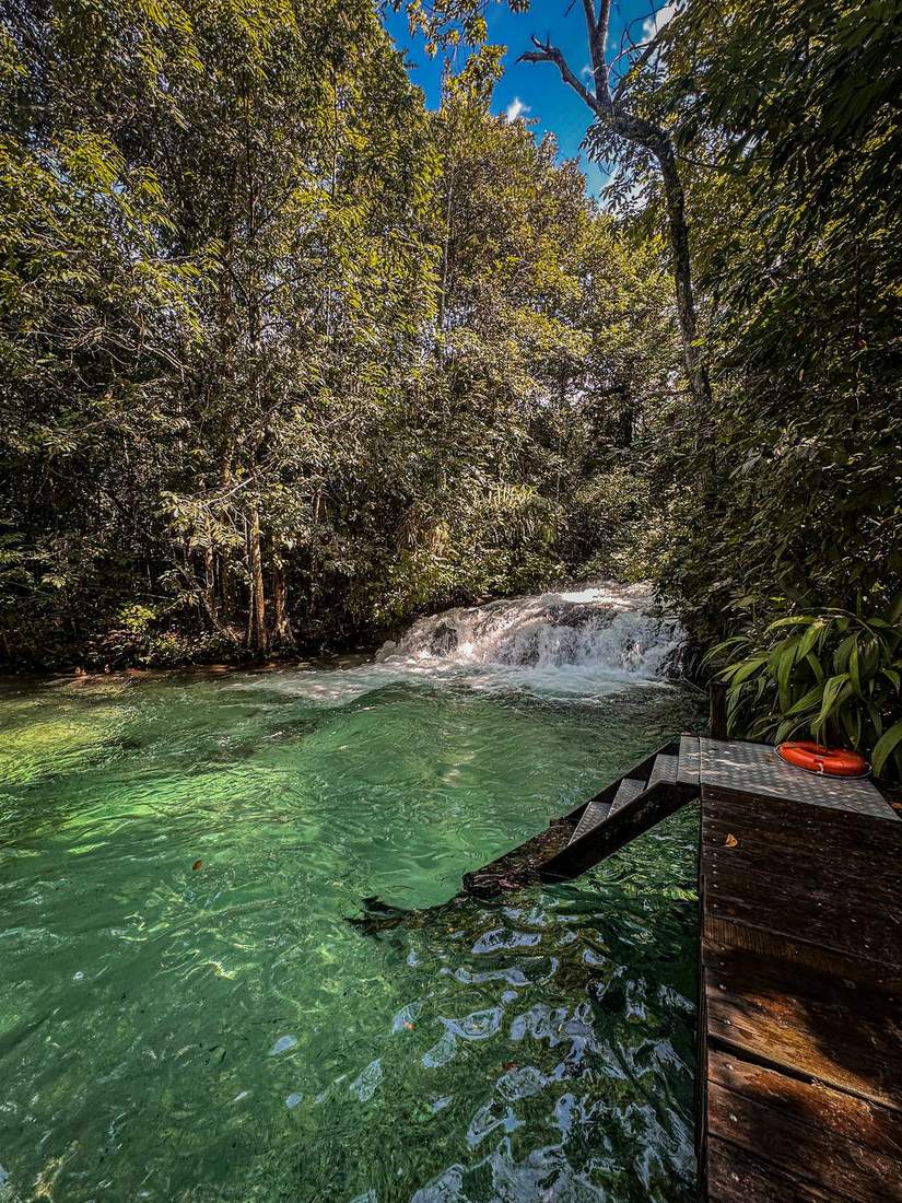 Cachoeira do Formiga com água verde-esmeralda