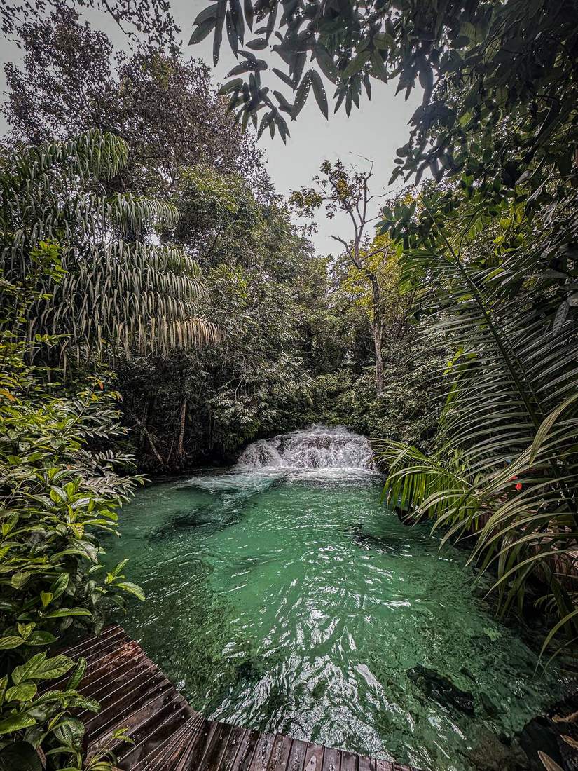Cachoeira do Formiga com piscina natural verde-esmeralda