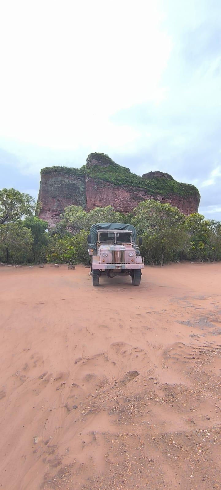 Formação rochosa da Pedra Furada com um caminhão antigo à frente
